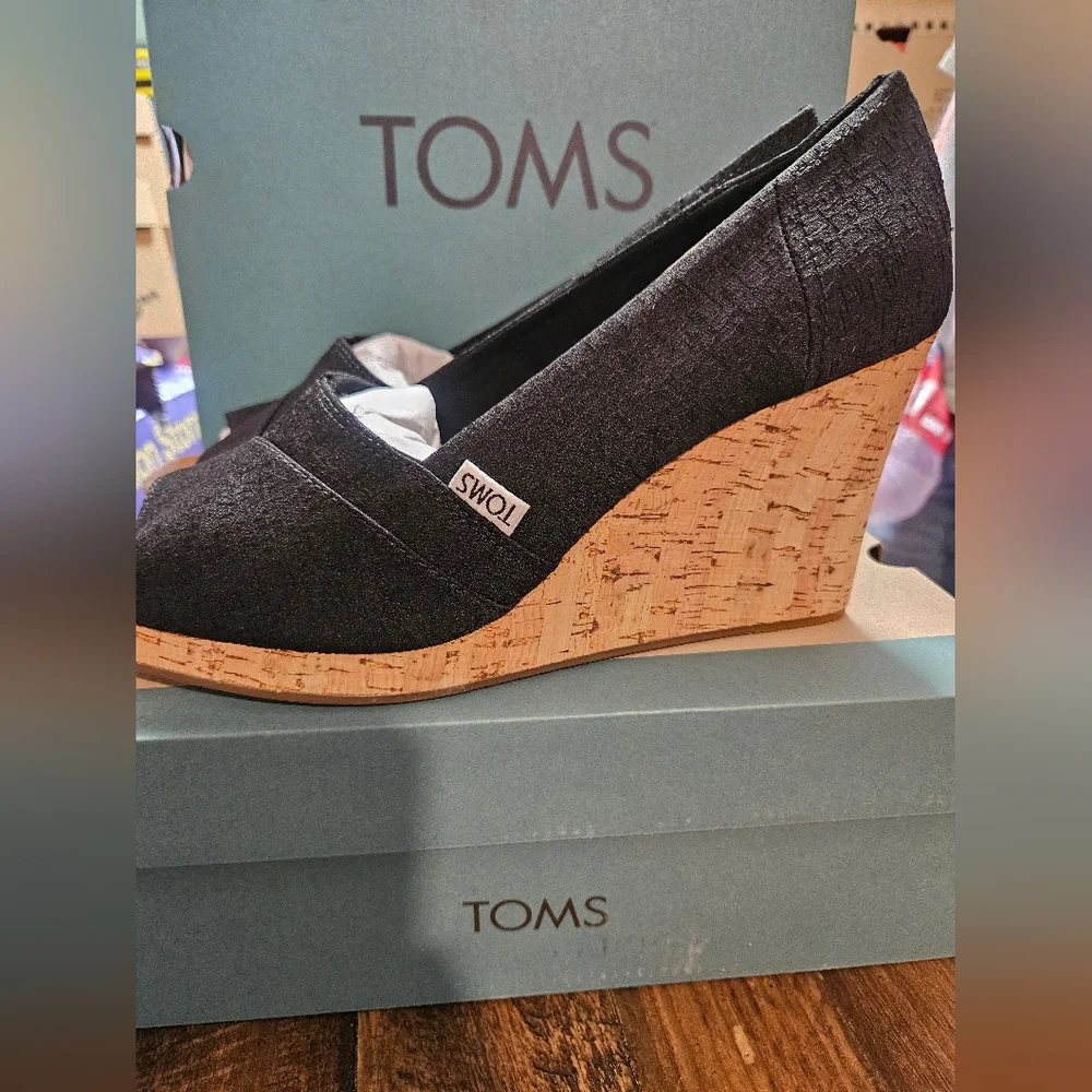 TOMS CLASSIC WEDGE BLACK: NEW IN BOX: SIZE 12